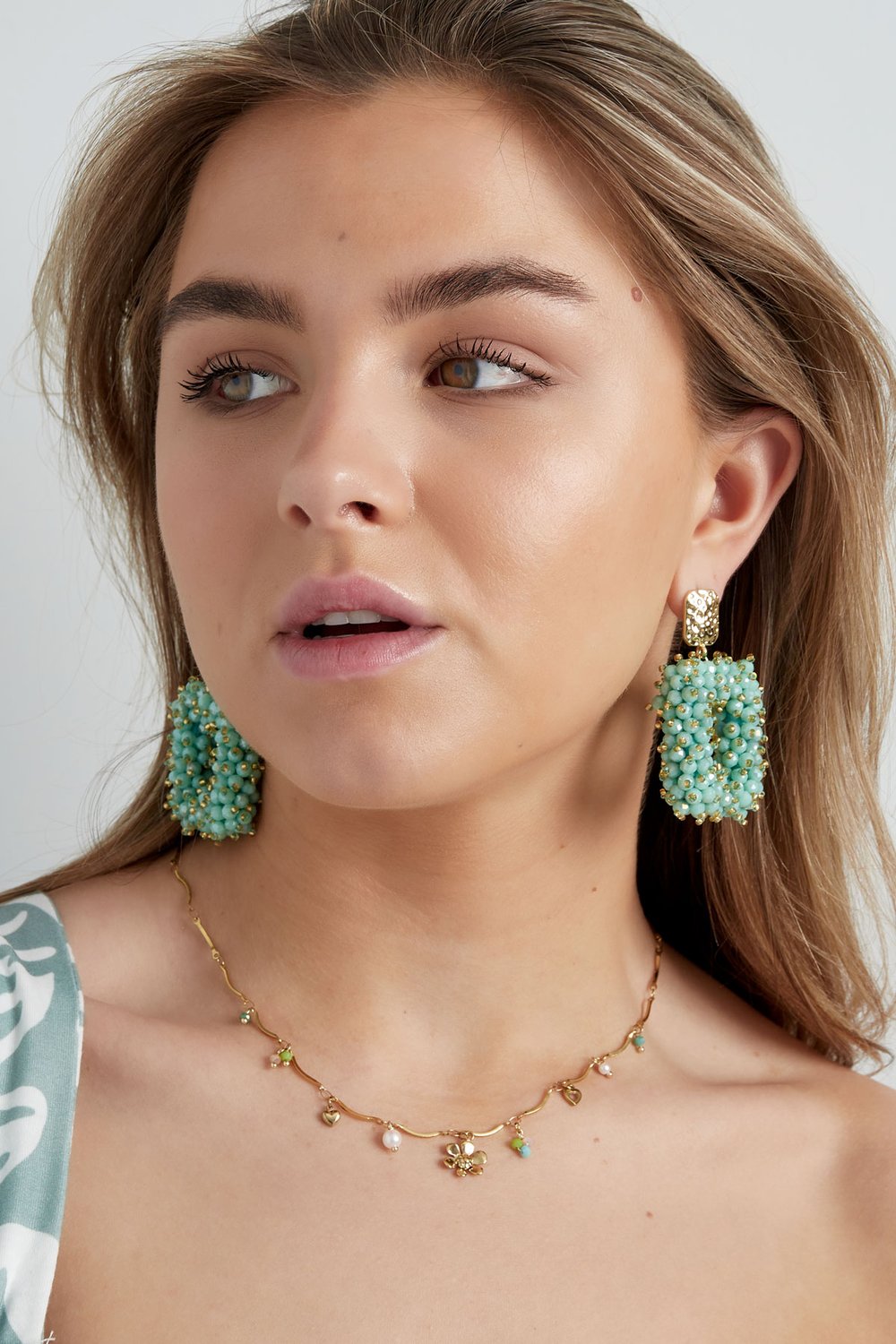 Halskette mit Sommerblumen-Anhänger – Goldfarbe - Goldfarbefarbe h5Bild4